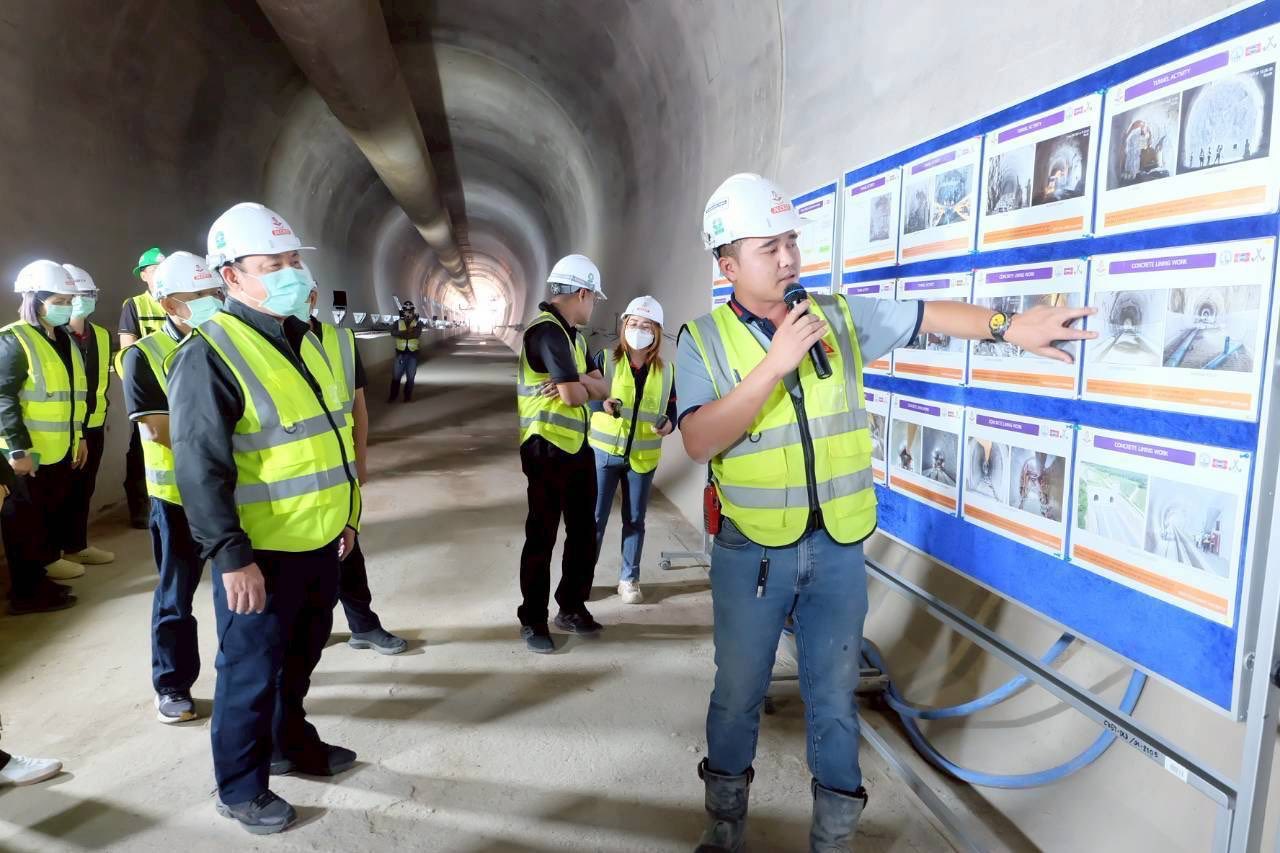 title - เลขาฯ ส.ป.ก. ลงพื้นที่ตรวจเยี่ยมวิสาหกิจชุมชนเกษตรวิถีพุทธ พร้อมตรวจติดตามความคืบหน้าการขอใช้ประโยชน์ในเขตปฏิรูปที่ดิน เพื่อดำเนินโครงการก่อสร้างทางรถไฟ